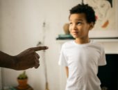 6 قواعد للتعامل الصحيح مع أخطاء الطفل وسلوكياته الخاطئة.. "تجنب الانتقادات"