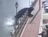 حادث غريب.. "ركنة سيارة" على الكورنيش تنتهى بالسقوط فى النهر.. فيديو وصور