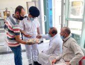 إدارة مرور بورسعيد توزع حلوى المولد على المواطنين.. صور