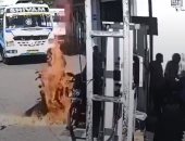 لحظة اشتعال النار فى دراجات بخارية أثناء تزويدها بالوقود فى الهند.. فيديو وصور