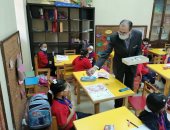 في مصر وبس.. مستر "موريس" يوزع حلوى المولد على تلاميذ مدرسته ببورسعيد