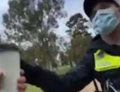 شرطيون أستراليون يفحصون أكواب قهوة المواطنين خوفًا من كورونا.. فيديو