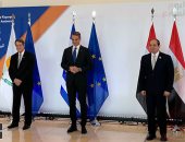الرئيس السيسى يلتقط صورا تذكارية مع رئيس قبرص ورئيس وزراء اليونان قبل القمة