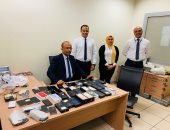 جمارك المطار تضبط محاولتى تهريب عدد من الهواتف المحمولة وسيف معدنى