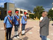 100 جنيه مكافأة من مدير مدرسة ثانوية بالعريش لطلبة قدموا تحية العلم بانضباط.. صور