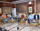 محافظ المنيا يستقبل أعضاء القافلة البيطرية لتقديم الخدمات العلاجية بقرى حياة كريمة