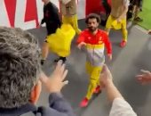 ابن بلدى.. محمد صلاح يهدى قميصه لمصرى بعد الفوز على أتليتكو مدريد.. فيديو
