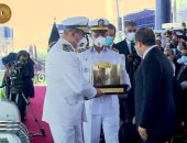 اللواء أحمد إبراهيم يهدى الرئيس السيسى هدية تذكارية بحفل تخرج طلاب الشرطة