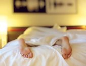 مطورة طاقة تحذر من النوم فى الضوء: يعرضك للسمنة ويزيد التوتر والإجهاد