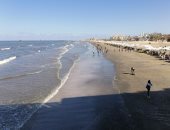 طقس خريفى معتدل على شاطئ بورسعيد ويستمتعون العشرات تحت الشماسى.. صور 