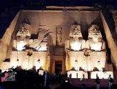 الشمس تعانق وجه الملك رمسيس.. 1500 سائح و50 سفيرا يتابعون ظاهرة التعامد على قدس الأقداس بأبوسمبل.. إجراءات وقائية وسيارات جولف فى استقبال الزوار.. وزير السياحة يستقبل الدبلوماسيين فى المطار بالهدايا.. صوروفيديو