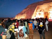 بث مباشر.. توافد السائحين على معبد أبو سمبل لمشاهدة "تعامد الشمس" (فيديو وصور)