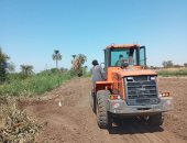 استمرار أعمال إزالة التعديات بمدينة الزينية شمال الأقصر.. صور