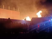 حريق فى مصنع أثاث بمنطقة السنانية بدمياط.. والحماية المدنية تدفع بسيارات للإطفاء.. فيديو