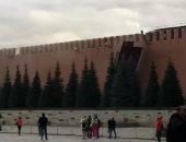 سقوط "سقالات" وجزء من جدار الكرملين بسبب رياح شديدة وأمطار.. فيديو وصور
