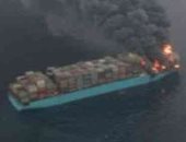 غازات سامة تنبعث من سفينة شحن مشتعلة قبالة سواحل كندا