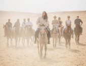 فاريل ويليامز وjr وفنانون عالميون فى مغامرة بالخيول بمنطقة الأهرامات.. صور