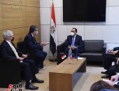 رئيس الوزراء يلتقى المدير العام لبنك كريدى أجريكول خلال زيارته لفرنسا