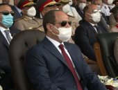 الرئيس السيسي يحيى أسر وأهالى طلبة الكليات العسكرية..والأهالى يرفعون الأعلام