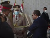 الرئيس السيسى يشهد حفل تخرج دفعة جديدة من طلبة الكليات العسكرية ويمنح الأوائل نوط الواجب العسكرى.. الطلبة يستعرضون فنون القتال ويشكلون بأجسامهم "قوة الردع..مقاتلو المستقبل يرددون السلام لأرواح الشهداء