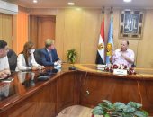 محافظ أسيوط يناقش تطوير البنية التحتية بالمناطق غير المخططة بمركز أبنوب