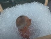 ليتوانى يحقق أكبر رقم قياسى للجلوس داخل وعاء مملوء بالثلج.. فيديو وصور