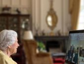 الملكة اليزابيث تلتقى بسفيرين من الجمهور عن طريق محادثة فيديو من قلعة وندسور