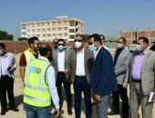 محافظ الفيوم يتفقد مشروعات "حياة كريمة" بقرية قصر الباسل بإطسا
