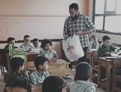 والد تلميذ توفى فى حادث قطار يوزع وجبات على زملائه فى الفصل ببنى سويف