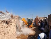 إزالة تعديات على مساحة 5 آلاف متر مربع بأسوان.. صور