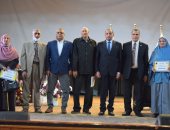 مجلس جامعة بنى سويف يكرم أعضاء الجهاز الإدارى ممن بلغوا السن القانونية خلال أكتوبر