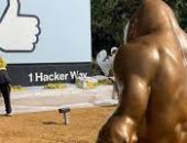 غوريلا ضخمة وقربان من الموز.. جماعة أمريكية تهاجم فيس بوك بطريقة مبتكرة.. صور