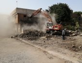 محافظة القاهرة تخلى "الخرابات" بمحيط مسجد الحاكم لإعادة تطويرها