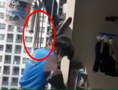 امرأة تقطع حبل الأمان عن عاملي طلاء وتتركهما معلقين على ارتفاع 26 طابق.. فيديو
