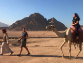 متعة رحلات السفاري على ظهور الجمال بين جبال ووديان سيناء.. ألبوم صور