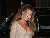 نوال الزغبي تقبل علم العراق خلال حفلها فى مهرجان بابل الدولى