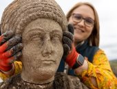 اكتشاف 3 تماثيل رومانية يعود تاريخها إلى 2000 عام فى بريطانيا.. فيديو وصور