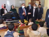 رئيس جامعة بني سويف يطلق مبادرة "كلنا ايد واحدة" لتوزيع 350 شنطة مدرسية