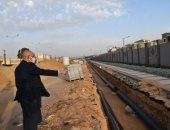 وزير الإسكان يتفقد سير العمل فى مشروعات الطرق والمحاور بالقاهرة الجديدة