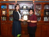 وزيرة الهجرة تستقبل فنانة مصرية تعلم الألمان العامية المصرية منذ 20 عامًا