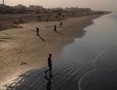 طقس معتدل.. إقبال متوسط على الجلوس تحت الشمسية أمام بحر بورسعيد.. لايف