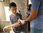الفرق الطبية المتنقلة تواصل تطعيم المواطنين بلقاح كورونا بالغردقة.. صور