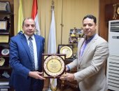 رئيس جامعة بنى سويف يتسلم درع وزارة التضامن الاجتماعى تقديرا لمجهوداته