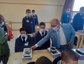 "مياه الإسكندرية" توزع أجهزة تابلت على طلاب المدرسة الفنية