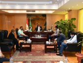 محافظ الفيوم يبحث آليات دعم قطاع المشروعات المتوسطة والصغيرة ومتناهية الصغر