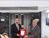 عاصمة الاقتصاد الأفريقى..محافظ أسوان ورئيس" تنمية الصعيد" يستعرضان المشروعات الجديدة.. وضع حجر أساس أكبر مشروع دواجن على مساحة 100 فدان.. يوفر 10 آلاف فرصة عمل..وإنشاء ميناء جاف للتبادل التجارى بين مصر وأفريقيا