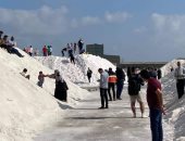 شاهد إقبال المواطنين على جبال الملح ببورسعيد لالتقاط الصور التذكارية.. صور