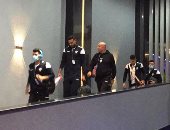 وصلة عناق بين لاعبى الأهلى والزمالك قبل القمة .. فيديو