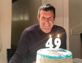 ليويس فيجو يشارك جمهوره بصورة الاحتفال مع تورته عيد ميلاده الـ49