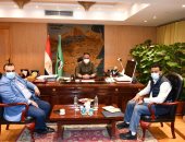 محافظ الفيوم يوجه بتوفير احتياطي مناسب من الأكسجين بالمستشفيات 